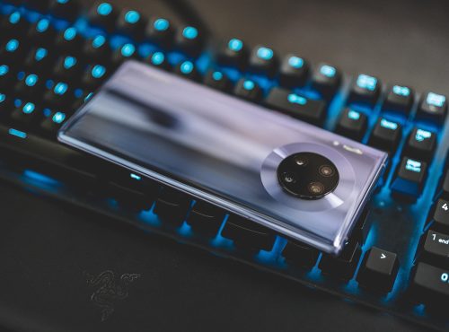 校对员手持红笔在打印稿上圈出继母与继姐繁体字易错笔画，桌面摆着绿色马克杯